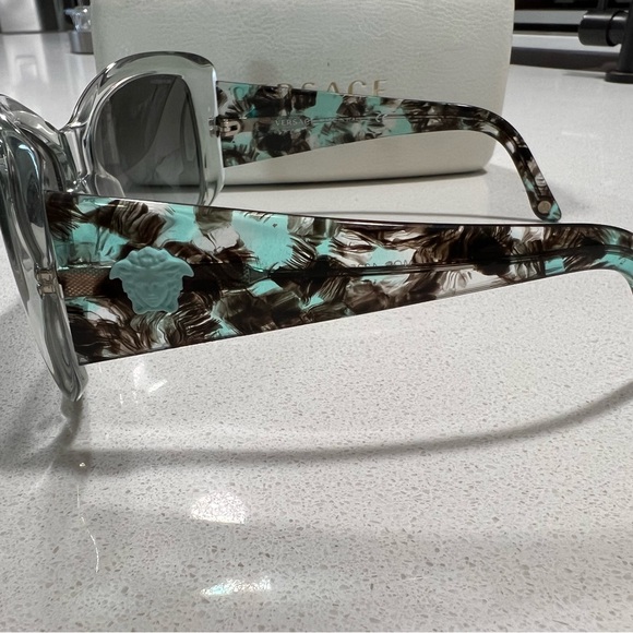 Oversized Versace (Mod 4235) Medusa Sunglasses w/ Box - Picture 4 of 10